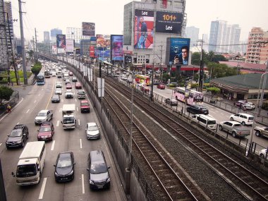 Edsa ve Boni Mrt istasyonu Mandaluyong City, Filipinler boyunca geçen özel ve kamu aracı.