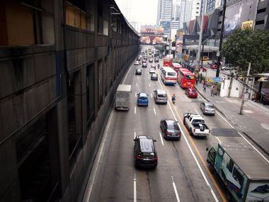 Edsa ve Boni Mrt istasyonu Mandaluyong City, Filipinler boyunca geçen özel ve kamu aracı.