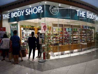 Müşteriler bir sağlık ve wellness mağazası bir çarşıda girin..