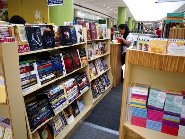 Kitap bir alışveriş mağazasında satışa müşteriler bakmak.