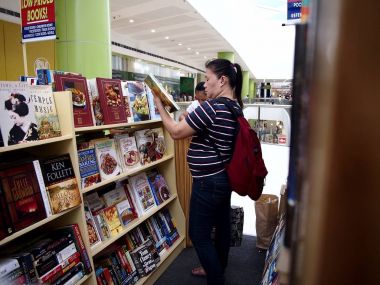 Kitap bir alışveriş mağazasında satışa müşteriler bakmak.