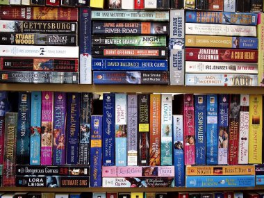 Yeni ve eski kitaplar bir alışveriş mağazasında satışa.