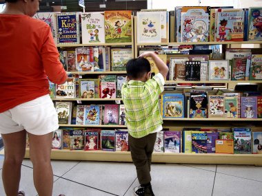 Kitap bir alışveriş mağazasında satışa müşteriler bakmak.