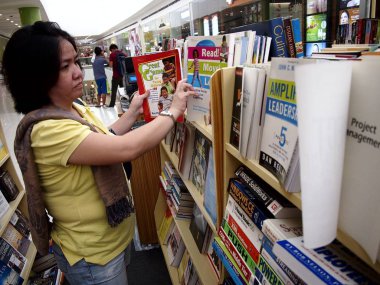 Kitap bir alışveriş mağazasında satışa müşteriler bakmak.