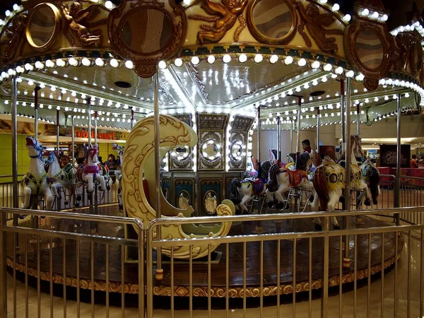 Carousel или Merry Go Round ездить внутри SM Megamall в Мандалуйонг-Сити, Филиппины . — стоковое фото