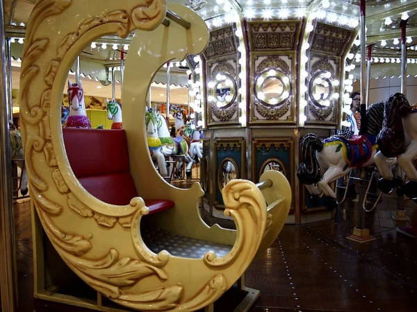 Carrusel o Merry Go Round paseo dentro de SM Megamall en Mandaluyong City, Filipinas . —  Fotos de Stock