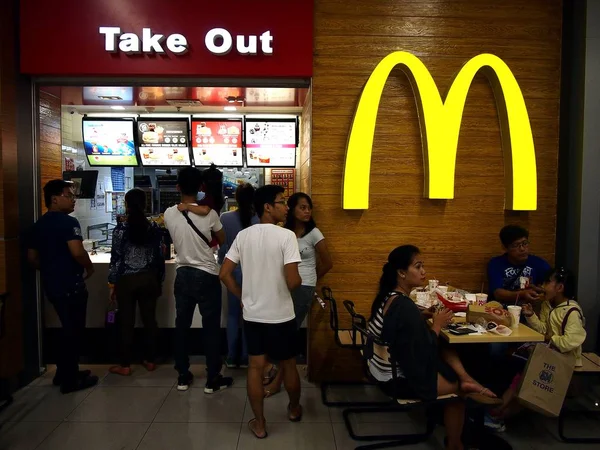 Os clientes se alinham em um balcão de take out de um restaurante fast food em um shopping . — Fotografia de Stock