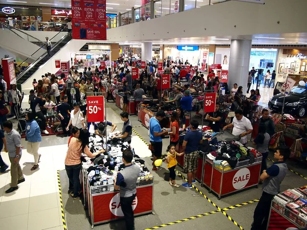 Diferentes productos a la venta en un gran almacén de un centro comercial . — Foto de Stock