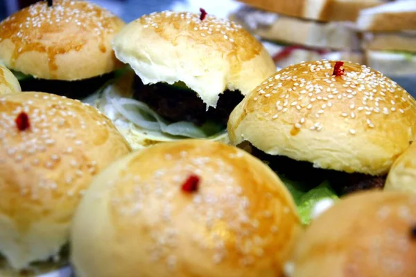 Sandwiches de hamburguesa servidos en una bandeja — Foto de Stock