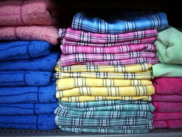 Toallas coloridas apiladas en un estante — Foto de Stock