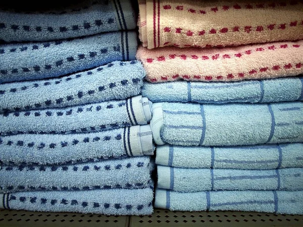 Toallas coloridas apiladas en un estante — Foto de Stock