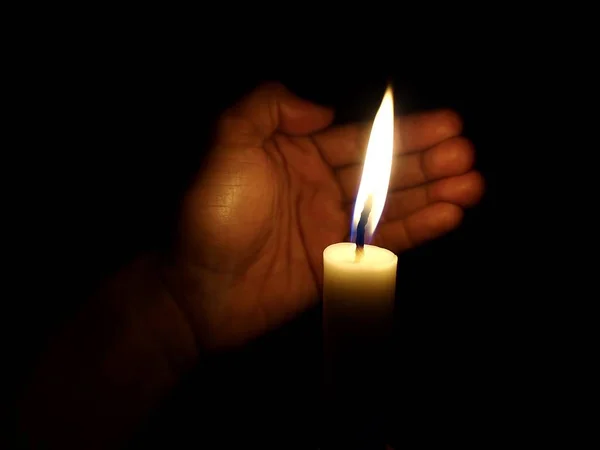 手捂风从蜡烛的火焰 — 图库照片