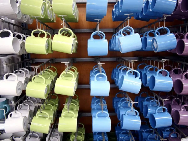 Coloridas tazas de cerámica en exhibición — Foto de Stock