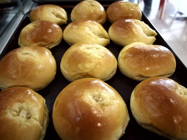 Свіжий запечений хліб і випічка на виставці в пекарні — стокове фото