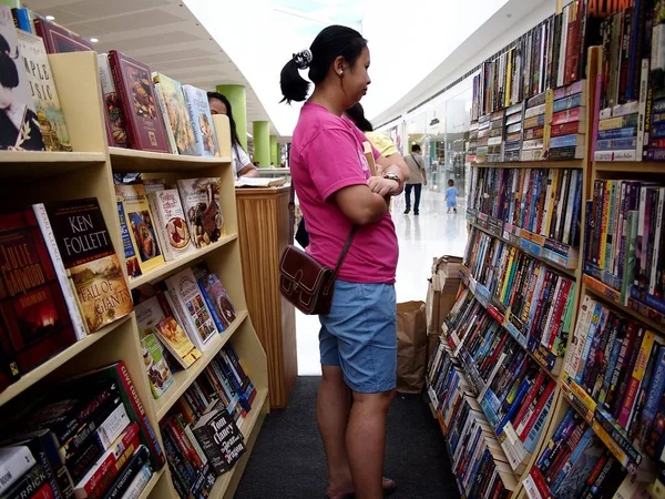 Kunder titta på böcker till salu på en butik i ett köpcentrum. — Stockfoto