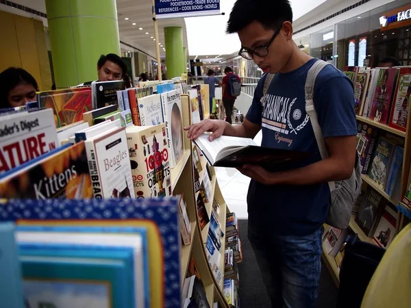 A(z) nézni könyvek eladó egy boltban, egy bevásárlóközpont. — Stock Fotó