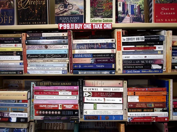 Libros nuevos y antiguos a la venta en una tienda en un centro comercial . —  Fotos de Stock