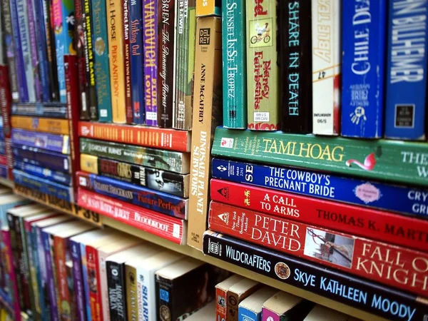 Neue und alte Bücher in einem Geschäft in einem Einkaufszentrum. — Stockfoto