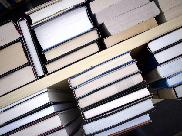 Boeken op een boekenplank gerangschikt — Stockfoto