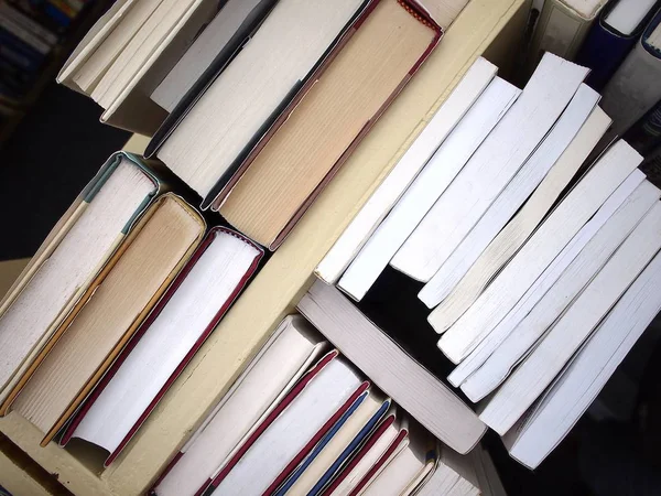 Libri disposti su una libreria — Foto Stock