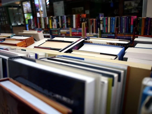 Boeken op een boekenplank gerangschikt — Stockfoto