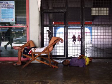 Marikina City, Filipinler bir spor stadyum dışında kaldırımda bir adam ve bir çocuk uyku
