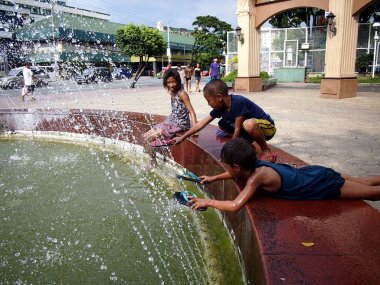 Küçük çocuklar oynamak ve park açık su Çeşmede serinlemek.