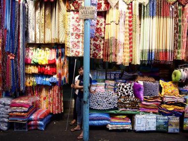 Bir satıcı onun dükkanında bir ortak Pazar içinde renkli çeşitli pencere perdeleri satıyor.