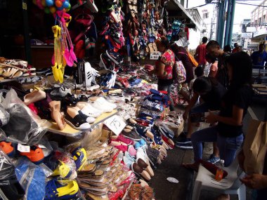 Muhtelif terlik ve diğer ayakkabı genel bir pazarda bir mağazada satılan.