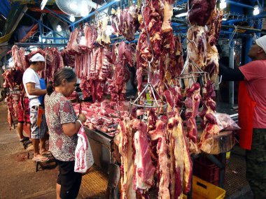 Müşteriler taze et froma et kasap genel bir pazarda bir mağazada satın..