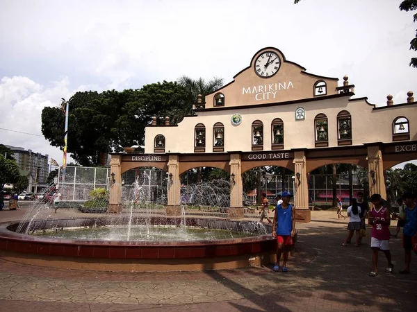 Fontanny wody na zewnątrz park i projekt architektoniczny poza stadion sportowy w Marikina City. — Zdjęcie stockowe