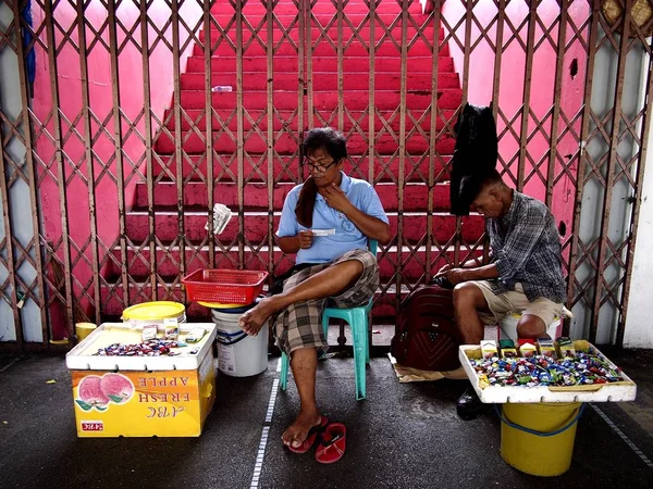 Straßenhändler verkaufen Bonbons und Zigaretten vor einem Sportstadion in der philippinischen Stadt Marikina. — Stockfoto