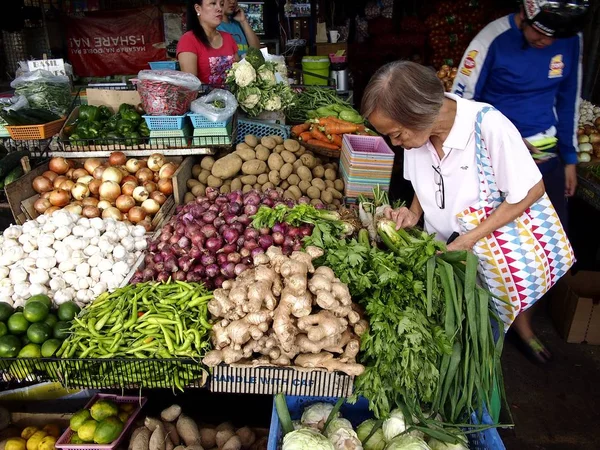 Customers buy fresh vegetables from a vegetable store at a public market. — Stock Photo, Image