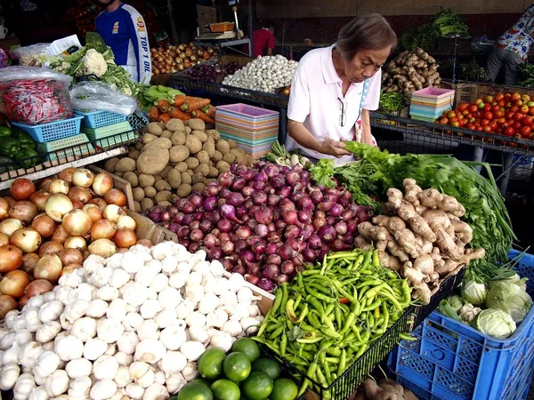 Customers buy fresh vegetables from a vegetable store at a public market. — Stock Photo, Image
