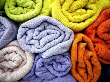 Renkli banyo havlusu ve rulo