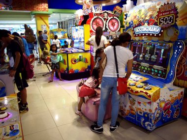 Müşteriler farklı oyunlar ve eğlence arcade bir alışveriş merkezi içinde konumlar keyfini çıkarın.