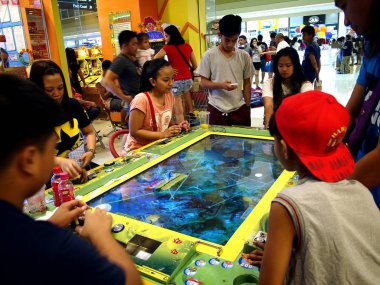 Müşteriler farklı oyunlar ve eğlence arcade bir alışveriş merkezi içinde konumlar keyfini çıkarın.