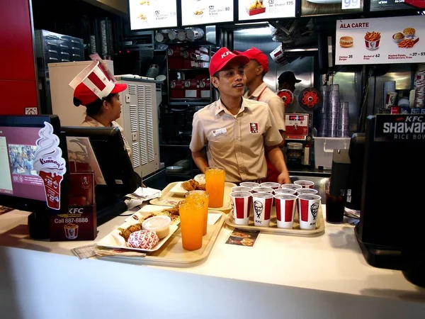 Une équipe de service sert de la nourriture et des boissons dans un restaurant de restauration rapide . — Photo