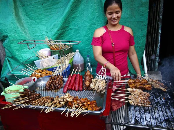 Un vendedor ambulante de comida a la parrilla surtido de bocadillos que incluye entrañas de pollo . — Foto de Stock