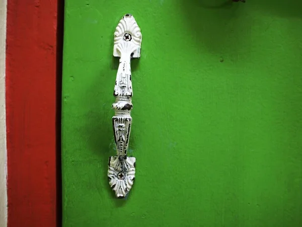 Poignée de porte sur une porte verte — Photo