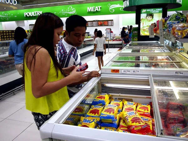 A(z) Válasszon a különféle feldolgozott húsipari termékek egy élelmiszerbolt. — Stock Fotó