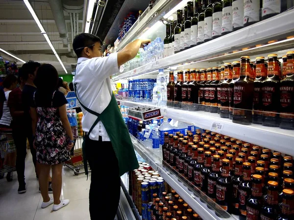 Az alkalmazott intézkedik ital termékek a kijelző polc egy élelmiszerbolt. — Stock Fotó
