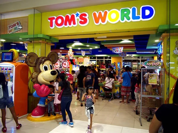 Los clientes disfrutan de los diferentes juegos y atracciones dentro de una galería de atracciones en un centro comercial . — Foto de Stock