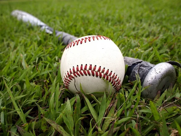 Baseball e una mazza da baseball — Foto Stock