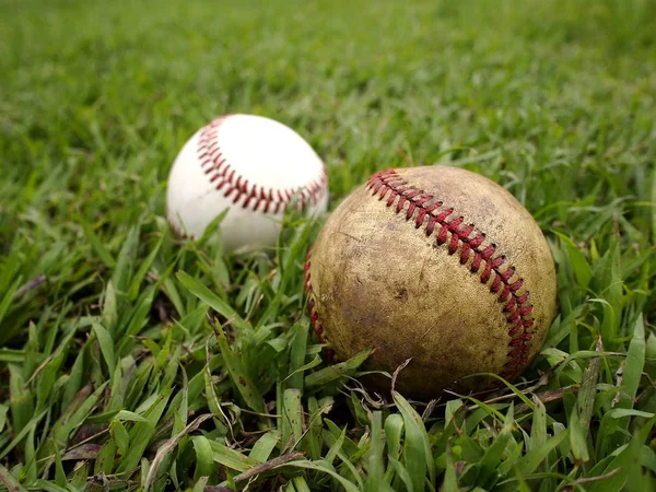 Baseball auf einem Rasenplatz — Stockfoto