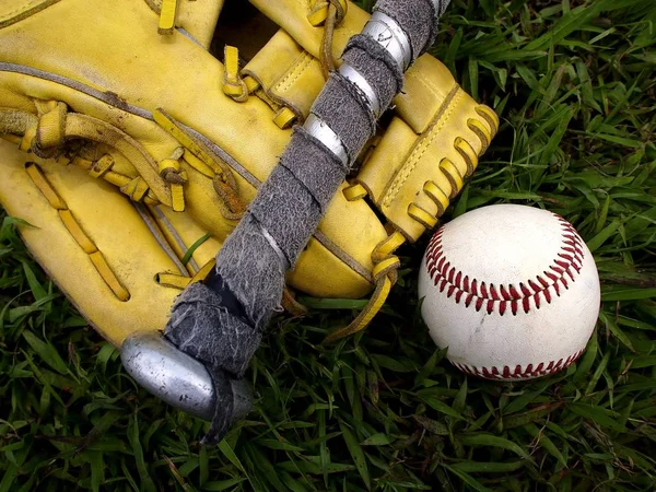 Luvas de basebol, basebol e um taco de basebol — Fotografia de Stock