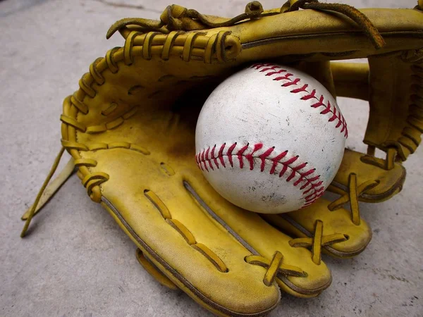 Baseball handskar och baseball — Stockfoto