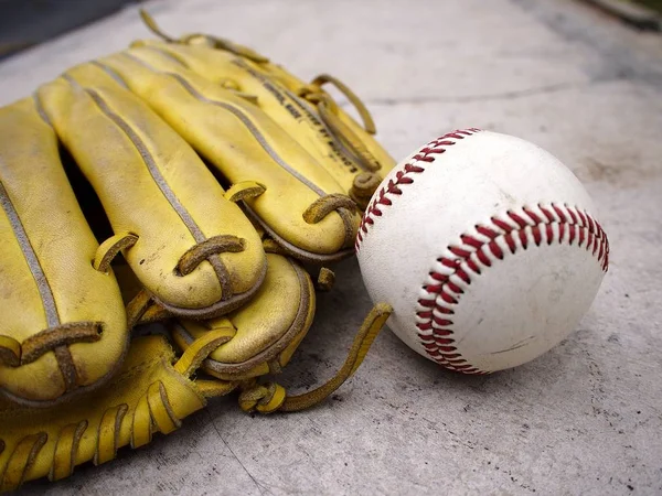 Luvas de basebol e basebol — Fotografia de Stock
