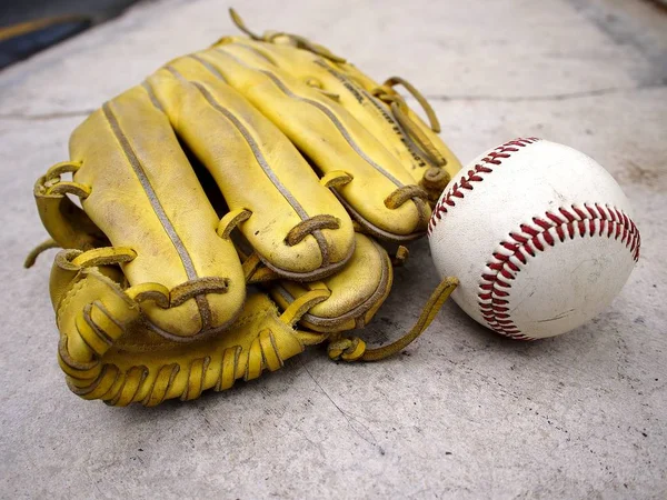 Honkbal handschoenen en honkbal — Stockfoto