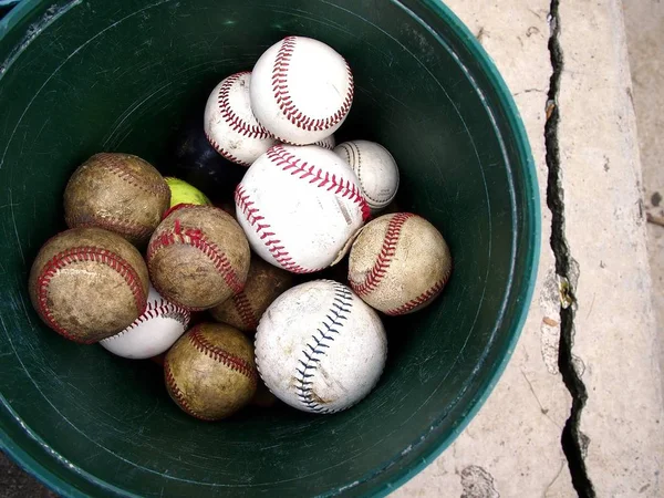 Wiadro starych i nowych baseball — Zdjęcie stockowe